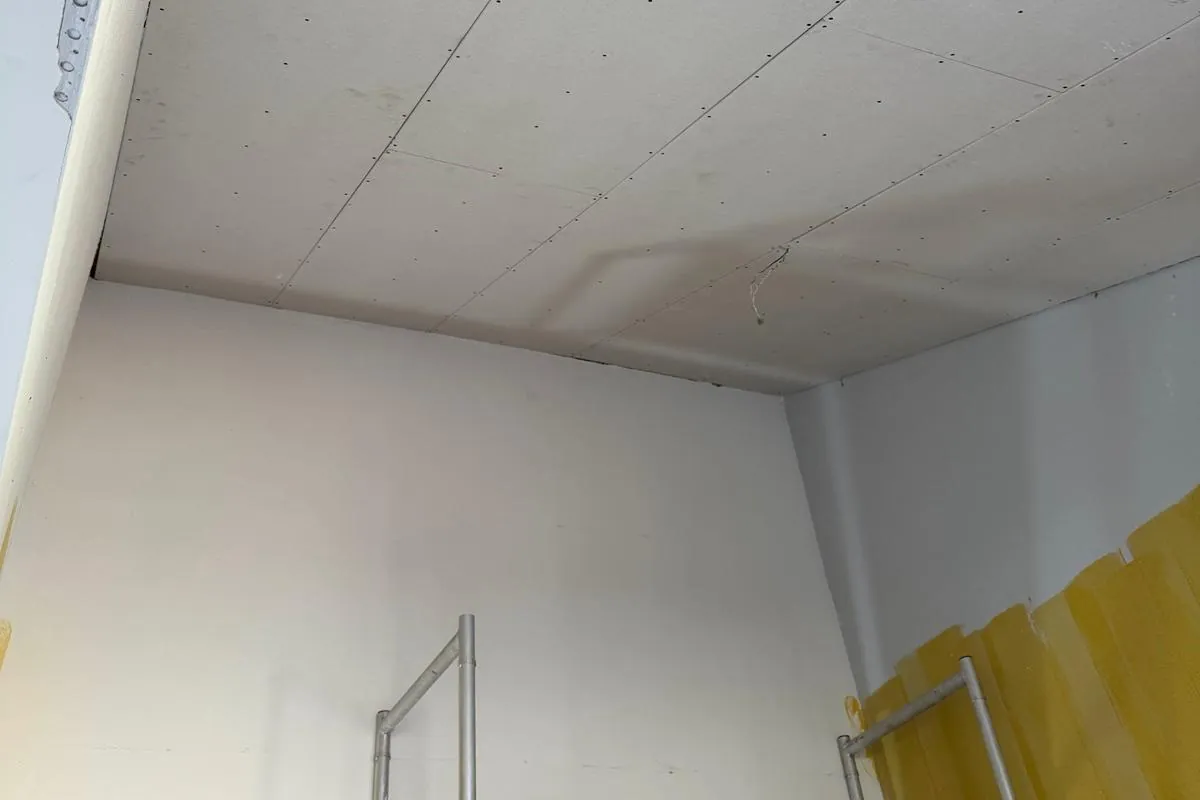 Hetzelfde plafond na het isoleren, afgewerkt met gipsplaten