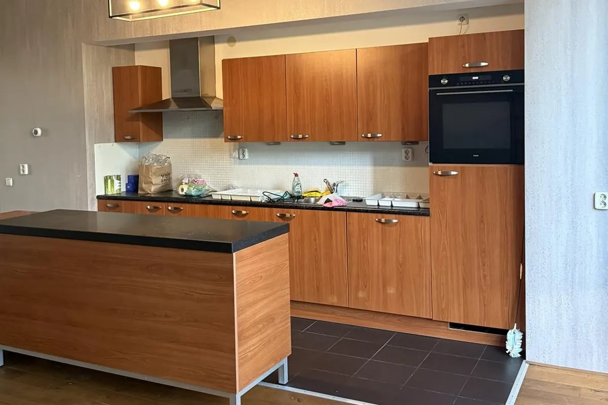 Open keuken met kookeiland, houten fronten en inbouwoven