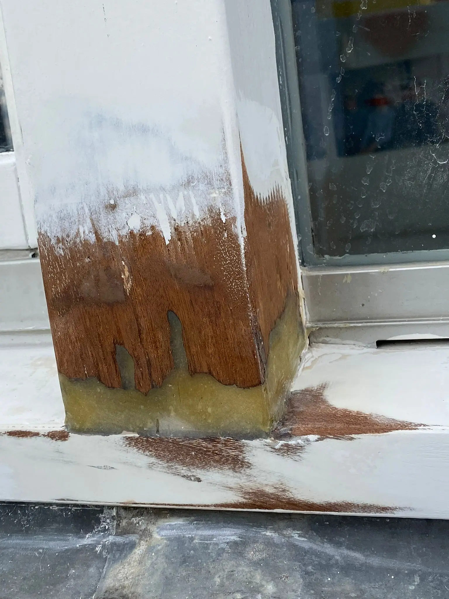Kozijn kaalgemaakt tot op het hout tijdens houtrotherstel