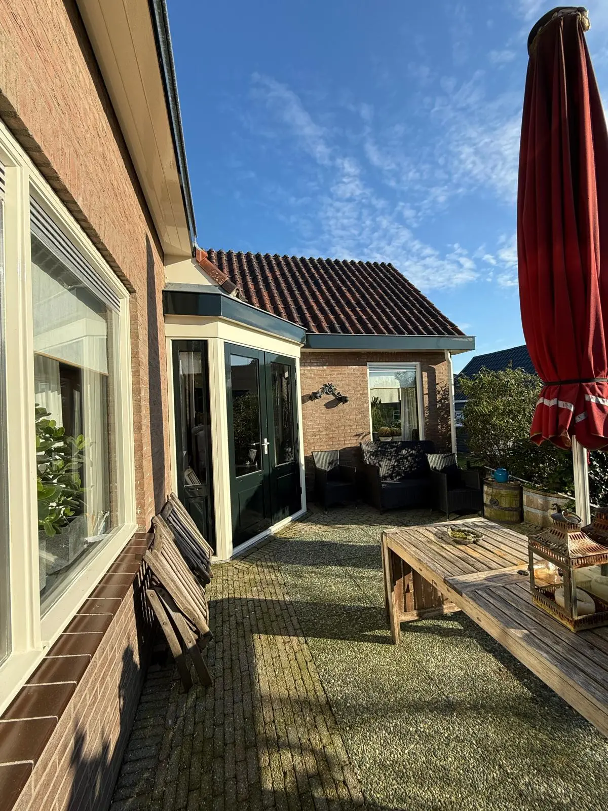 Terras met veranda en bestrating aan de achterzijde van een woning