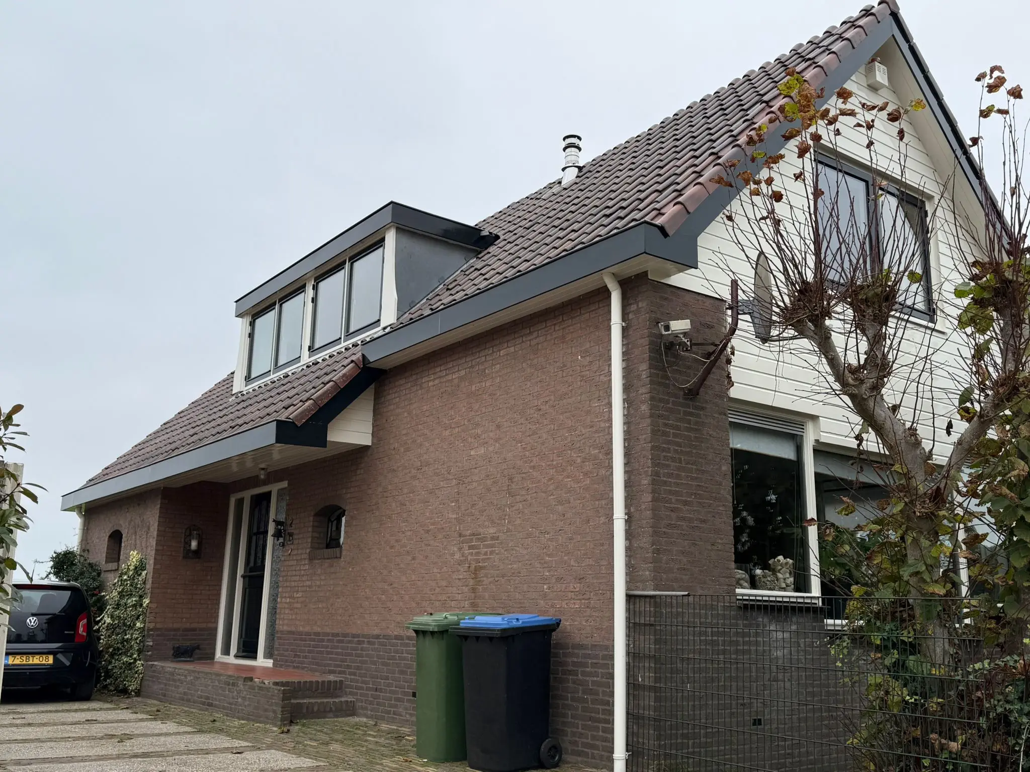 Woning met verzorgde gevel, dakrand en houtwerk na onderhoud door Hollanbra